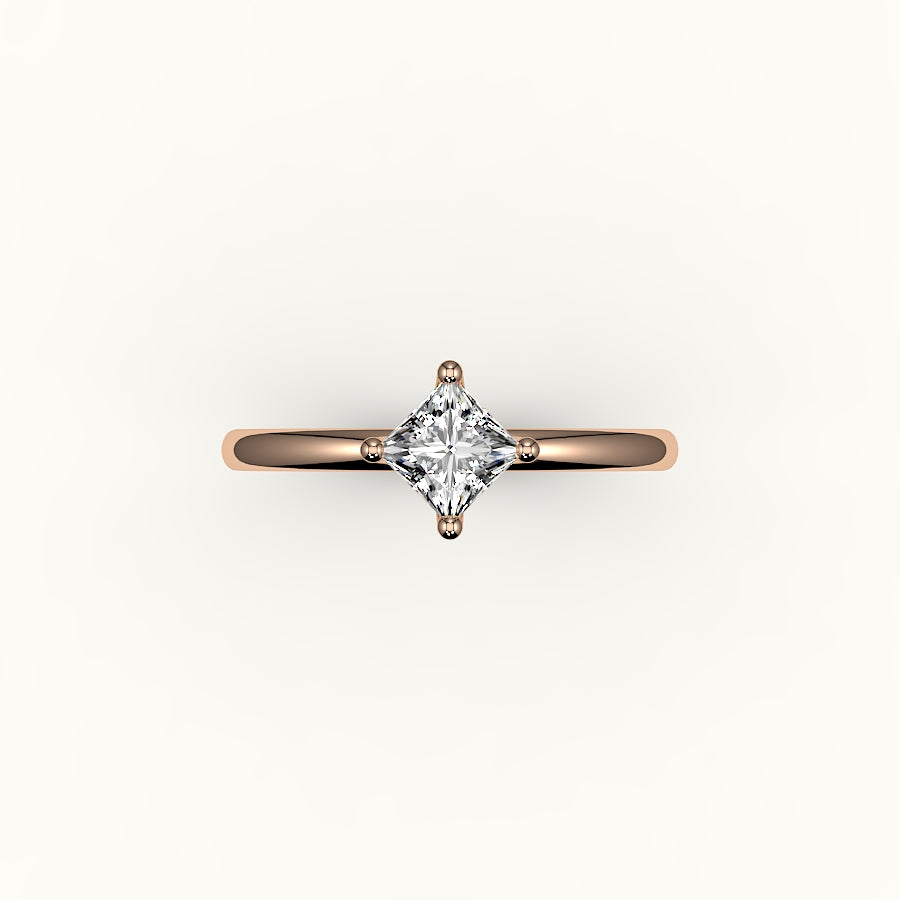 Anillo solitario de corte princesa con brújula