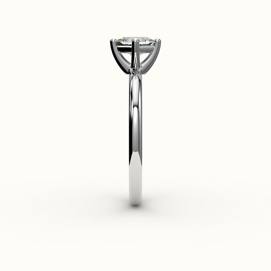 Anillo solitario de corte princesa con brújula