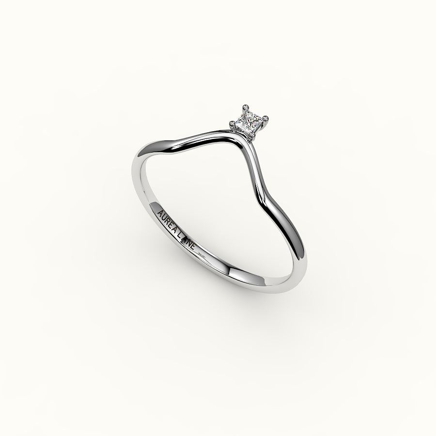 Banda curva de diamantes de talla princesa en forma de V