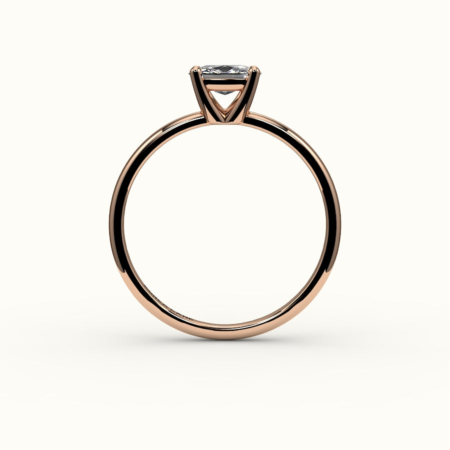 Anillo solitario con engaste de cojín alargado este-oeste
