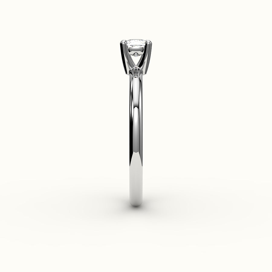 Anillo solitario con engaste de cojín alargado este-oeste