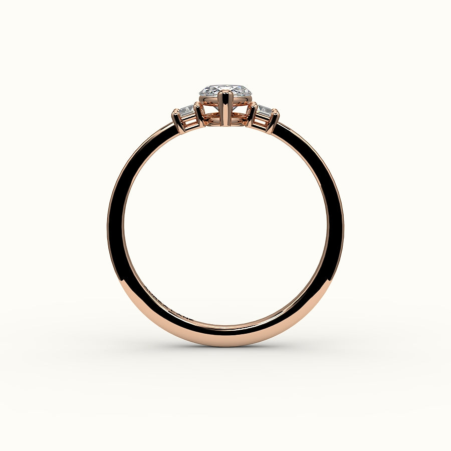 Engaste de tres piedras con talla marquesa y baguettes verticales