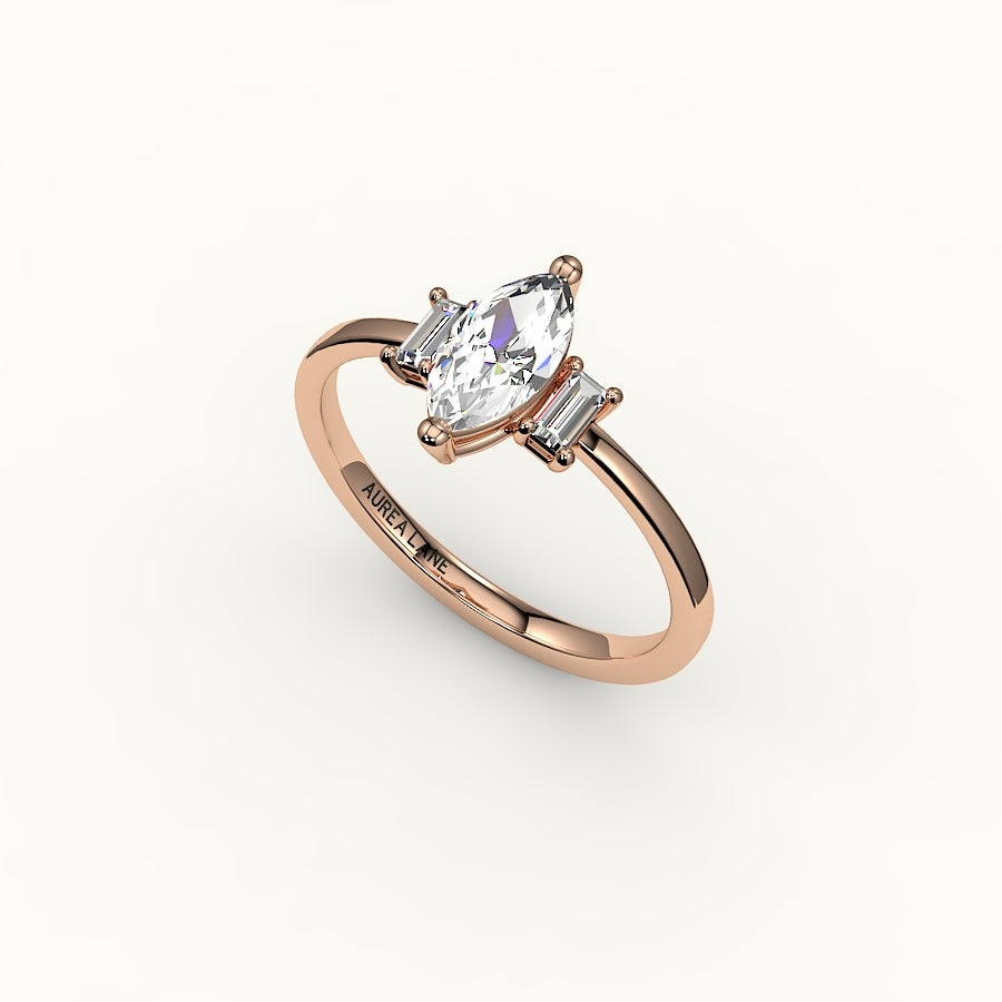 Engaste de tres piedras con talla marquesa y baguettes verticales