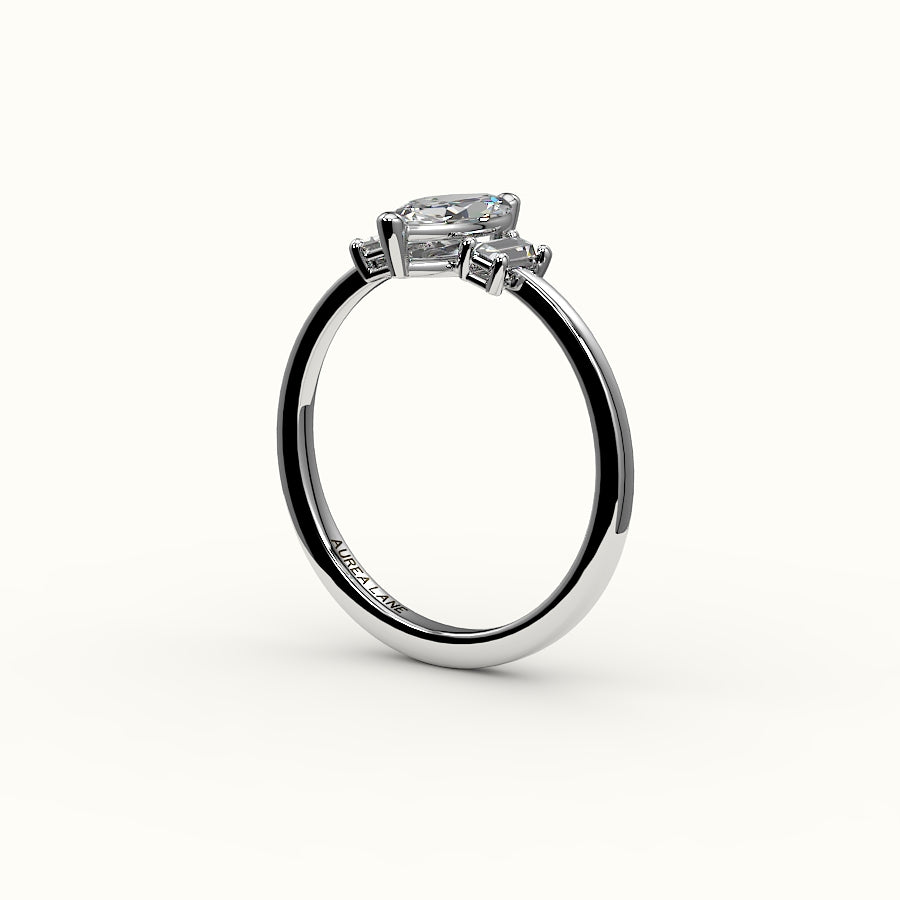 Engaste de tres piedras con talla marquesa y baguettes verticales