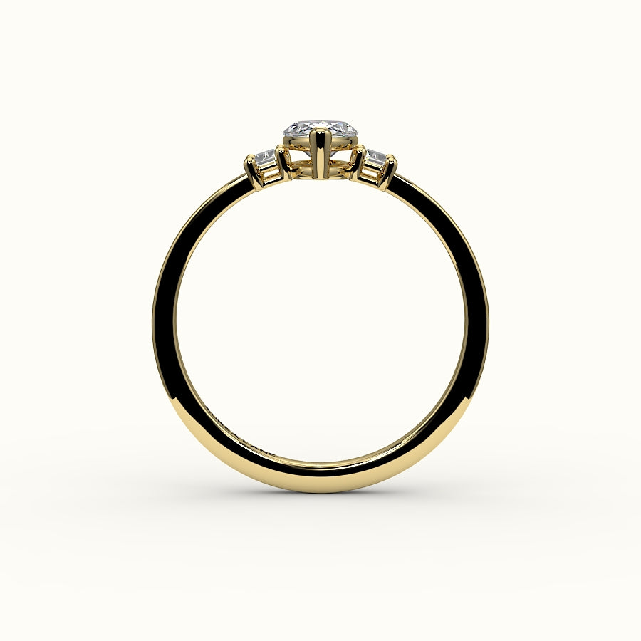 Engaste de tres piedras con talla marquesa y baguettes verticales