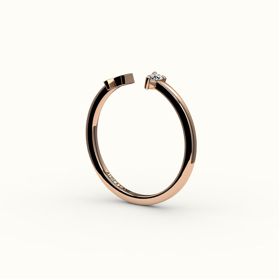 Anillo con inicial de corte de pera y diamantes