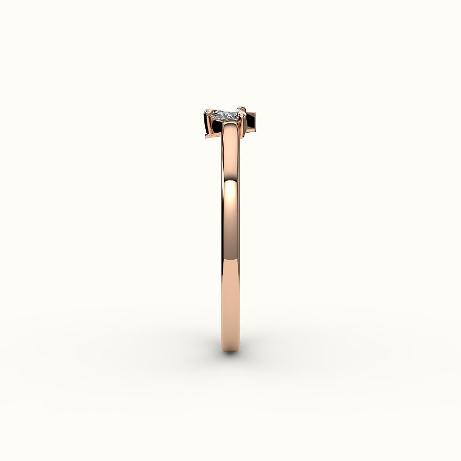 Anillo con inicial de corte de pera y diamantes