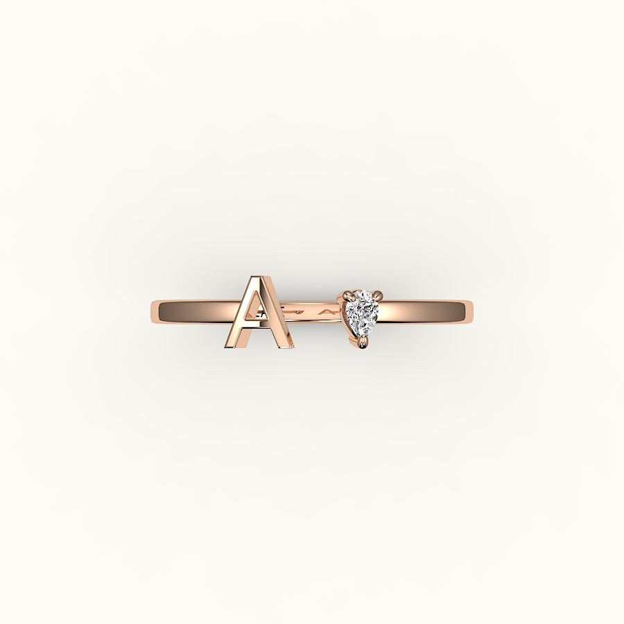 Anillo con inicial de corte de pera y diamantes