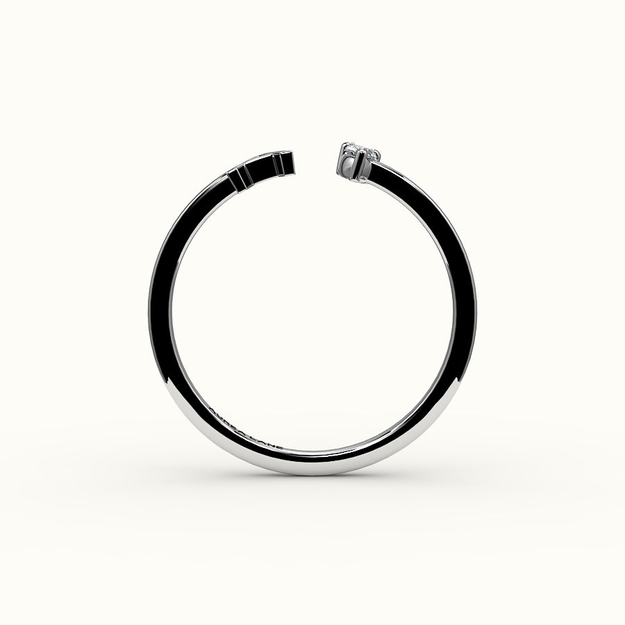 Anillo con inicial de corte de pera y diamantes