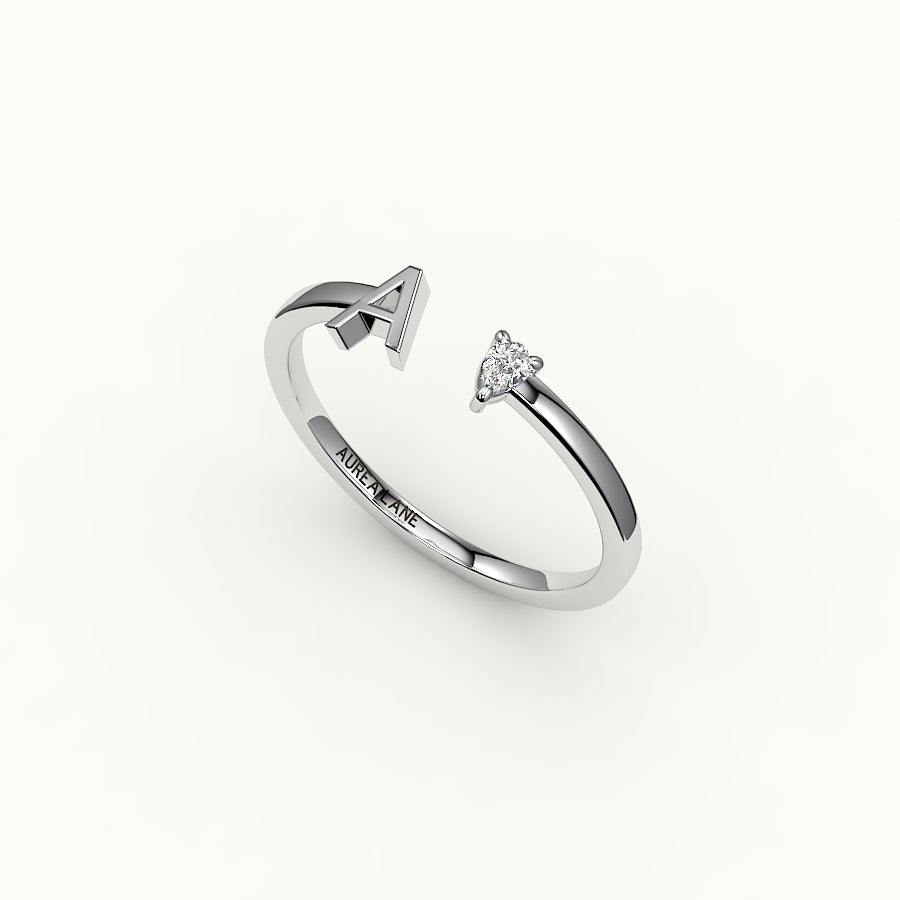 Anillo con inicial de corte de pera y diamantes