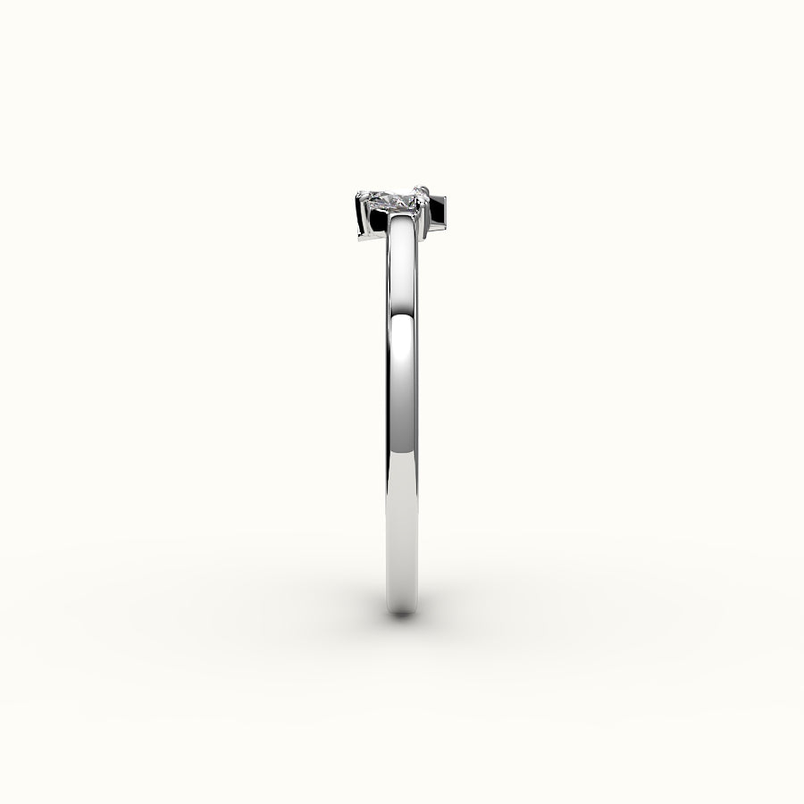 Anillo con inicial de corte de pera y diamantes