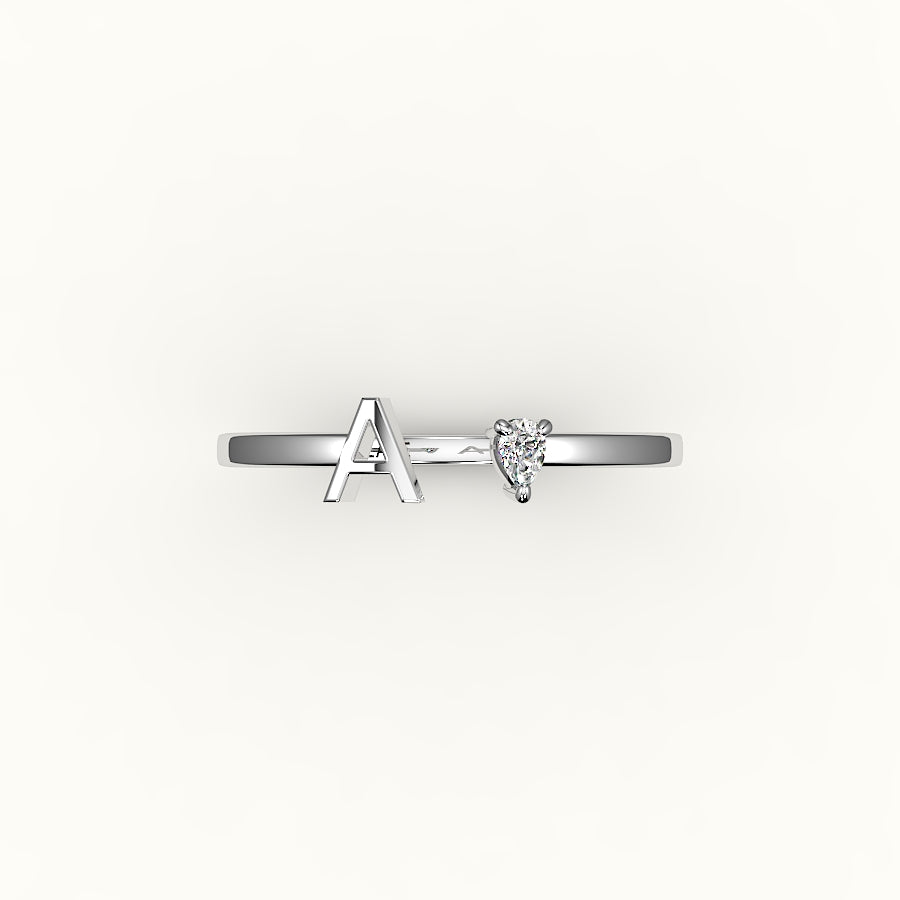 Anillo con inicial de corte de pera y diamantes