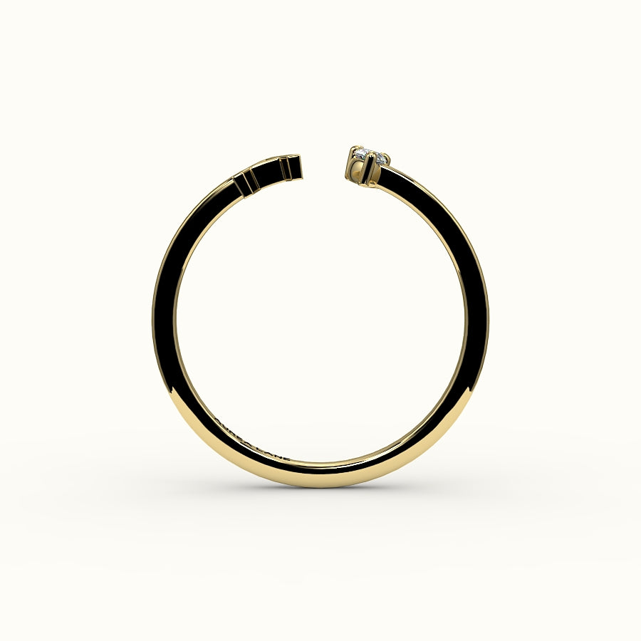 Anillo con inicial de corte de pera y diamantes