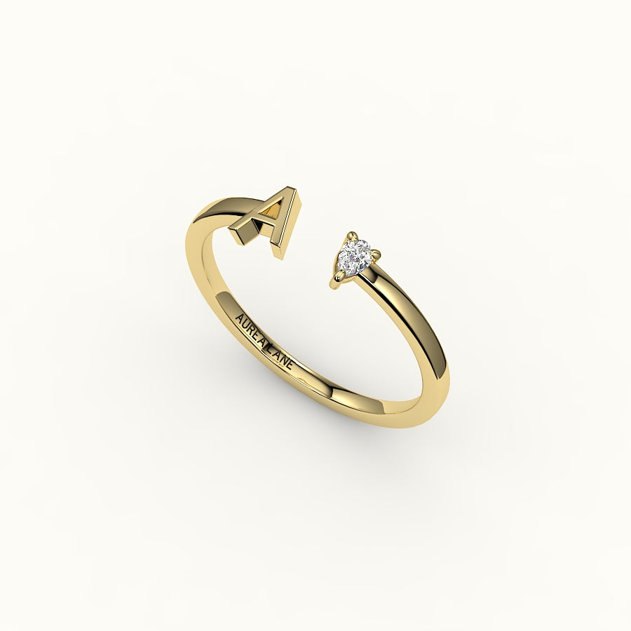 Anillo con inicial de corte de pera y diamantes