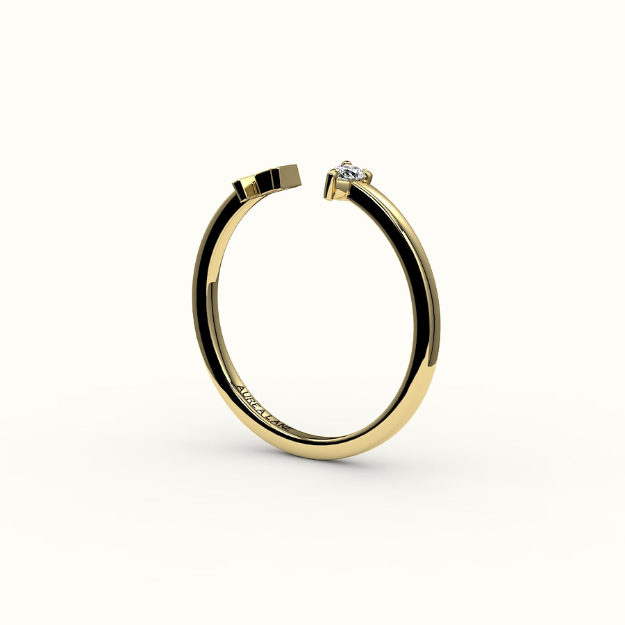 Anillo con inicial de corte de pera y diamantes