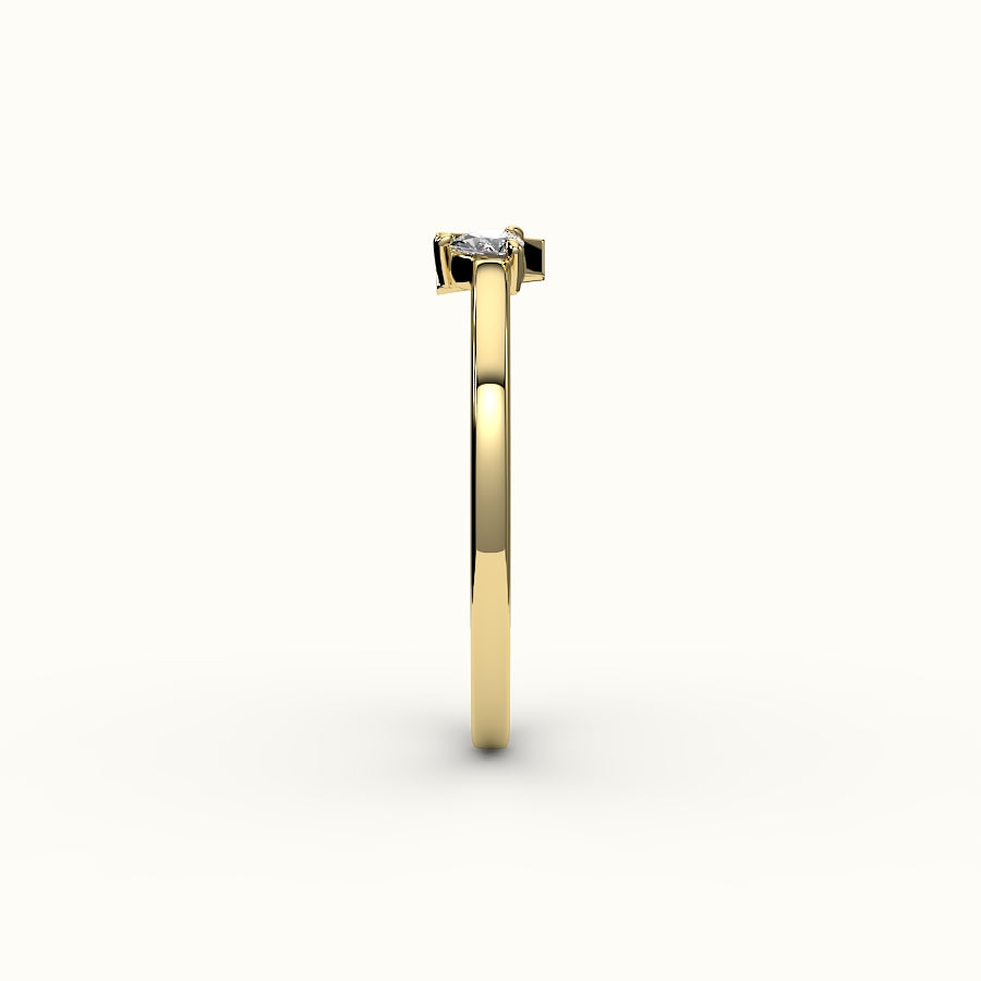 Anillo con inicial de corte de pera y diamantes