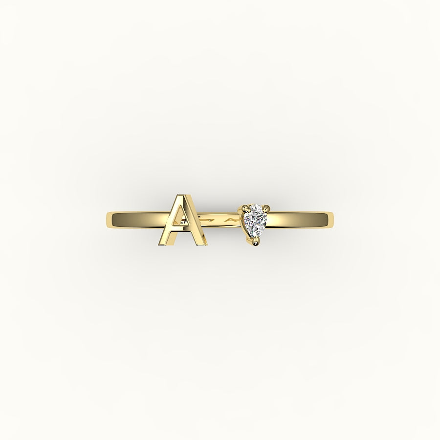 Anillo con inicial de corte de pera y diamantes