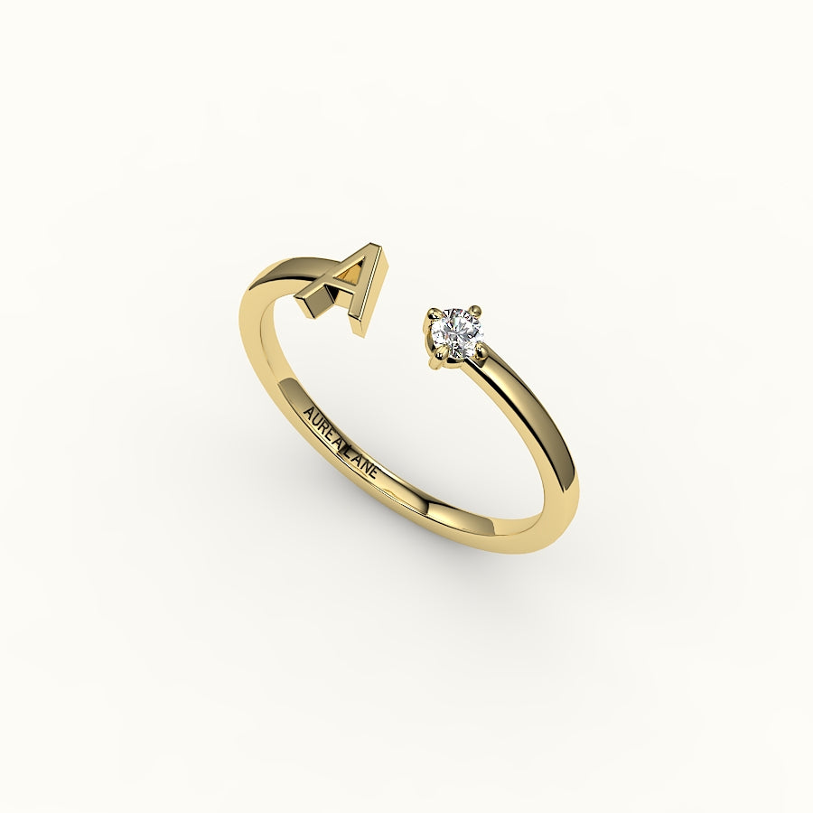 Anillo con inicial de corte redondo y diamantes