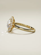 The Aura, solitario con diamante redondo de laboratorio en oro amarillo 14K, vista lateral