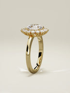 The Aura, solitario con diamante redondo de laboratorio en oro amarillo 14K, de pie, vista frontal