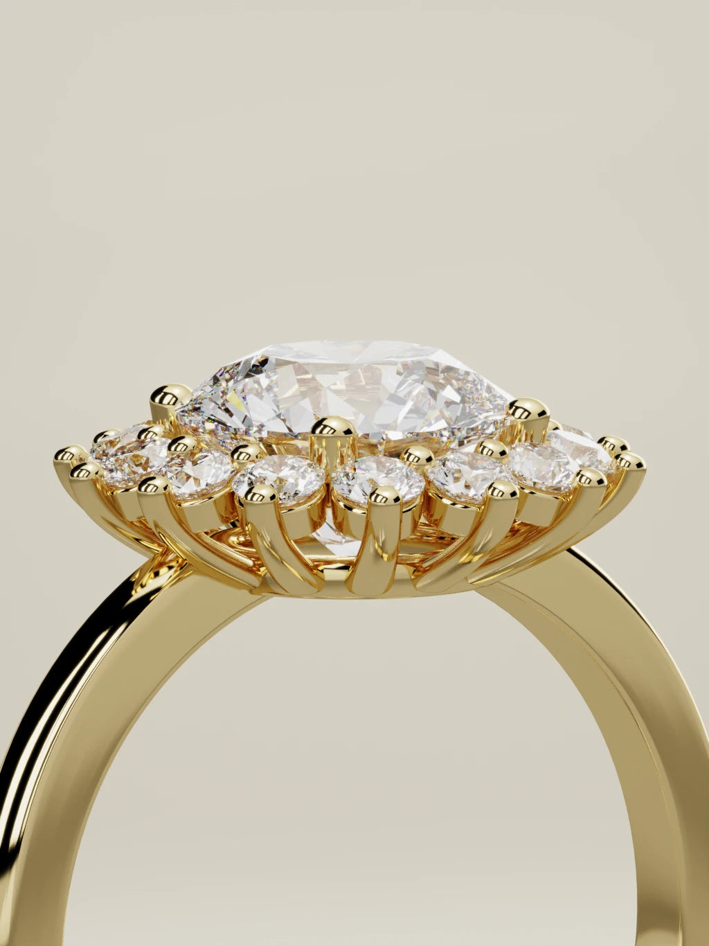 The Aura, solitario con diamante redondo de laboratorio en oro amarillo 14K, de pie, vista de tres cuartos
