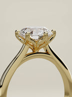 The Azahar, solitario con diamante redondo de laboratorio en oro amarillo 14K, de pie, vista de tres cuartos