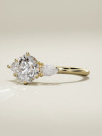 The Gala, solitario con diamante redondo de laboratorio en oro amarillo 14K, vista de tres cuartos