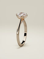 The Iris, solitario con diamante redondo de laboratorio en oro rosa 14K, de pie, vista frontal