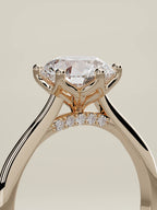 The Iris, solitario con diamante redondo de laboratorio en oro rosa 14K, de pie, vista de tres cuartos