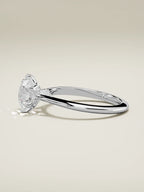 The Iris, solitario con diamante redondo de laboratorio en oro blanco 14K, vista lateral