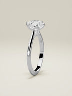 The Iris, solitario con diamante redondo de laboratorio en oro blanco 14K, de pie, vista frontal