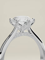 The Iris, solitario con diamante redondo de laboratorio en oro blanco 14K, de pie, vista de tres cuartos