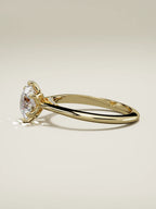The Iris, solitario con diamante redondo de laboratorio en oro amarillo 14K, vista lateral