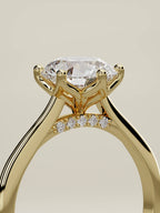The Iris, solitario con diamante redondo de laboratorio en oro amarillo 14K, de pie, vista de tres cuartos