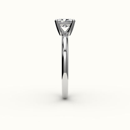 Anillo solitario clásico con montura de cojín alargada