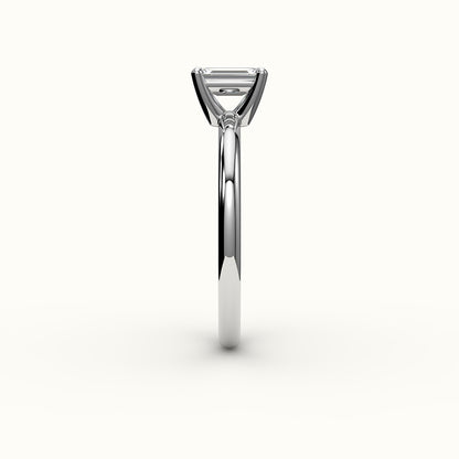 Engaste clásico de anillo solitario de talla esmeralda
