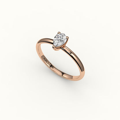Engaste de anillo solitario clásico de corte de pera