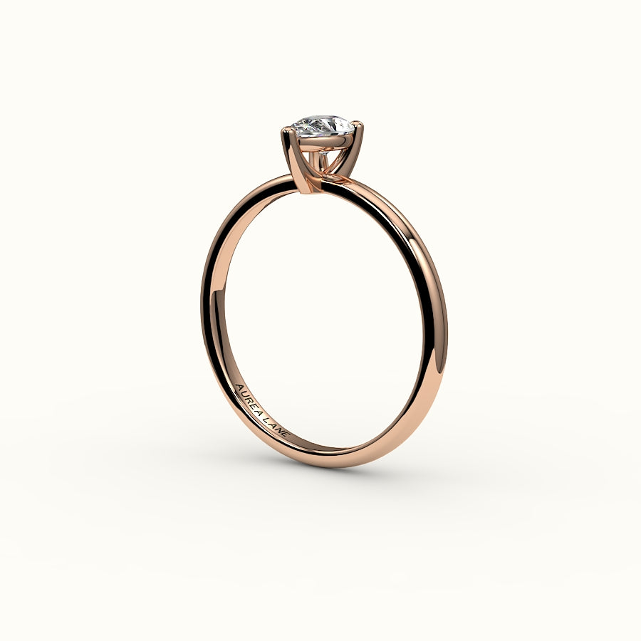 Engaste de anillo solitario clásico de corte de pera