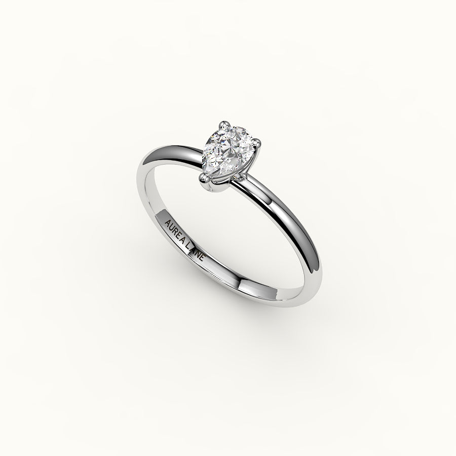 Engaste de anillo solitario clásico de corte de pera