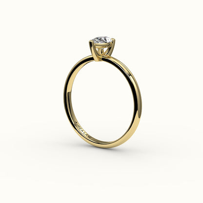 Engaste de anillo solitario clásico de corte de pera