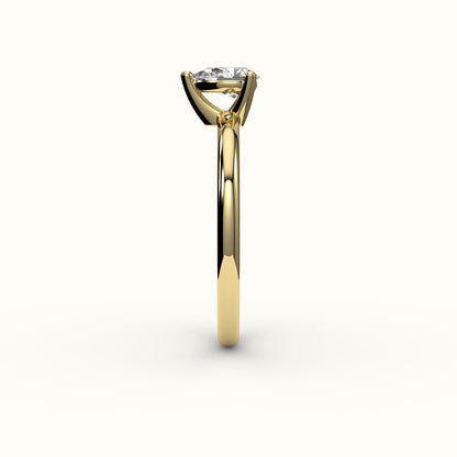 Engaste de anillo solitario clásico de corte de pera