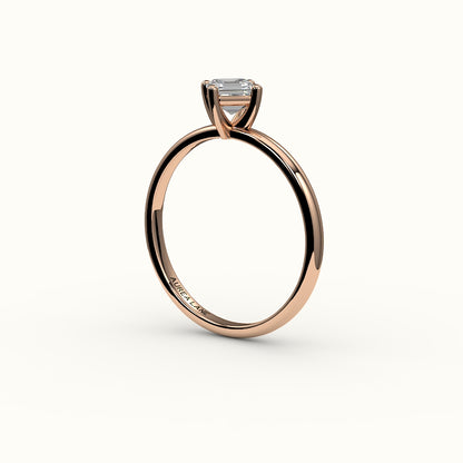 Anillo solitario con corte Asscher y brújula