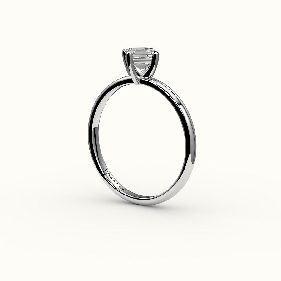 Anillo solitario con corte Asscher y brújula