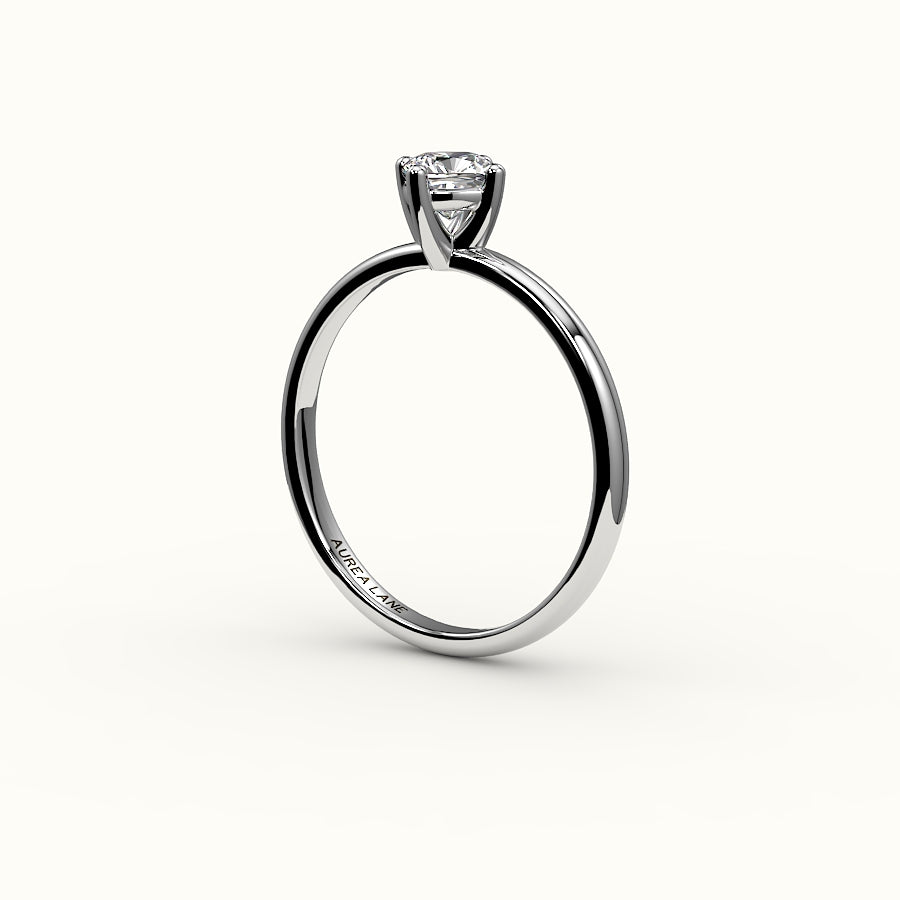 Anillo solitario con corte cojín y brújula