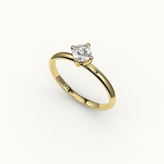 Anillo solitario con corte cojín y brújula