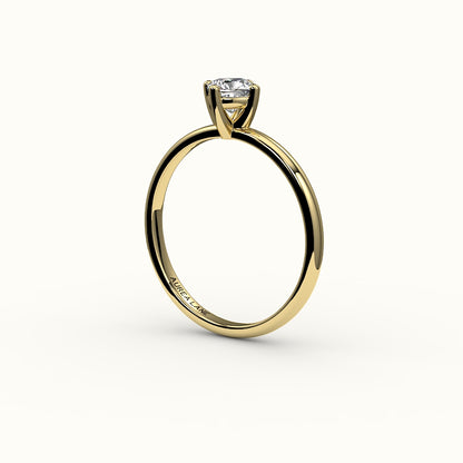 Anillo solitario con corte cojín y brújula