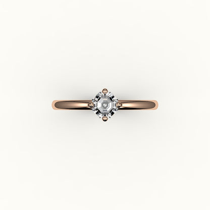 Anillo solitario con corte octogonal y brújula