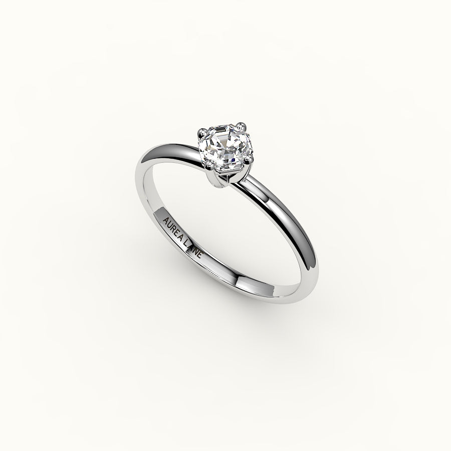 Anillo solitario con corte octogonal y brújula