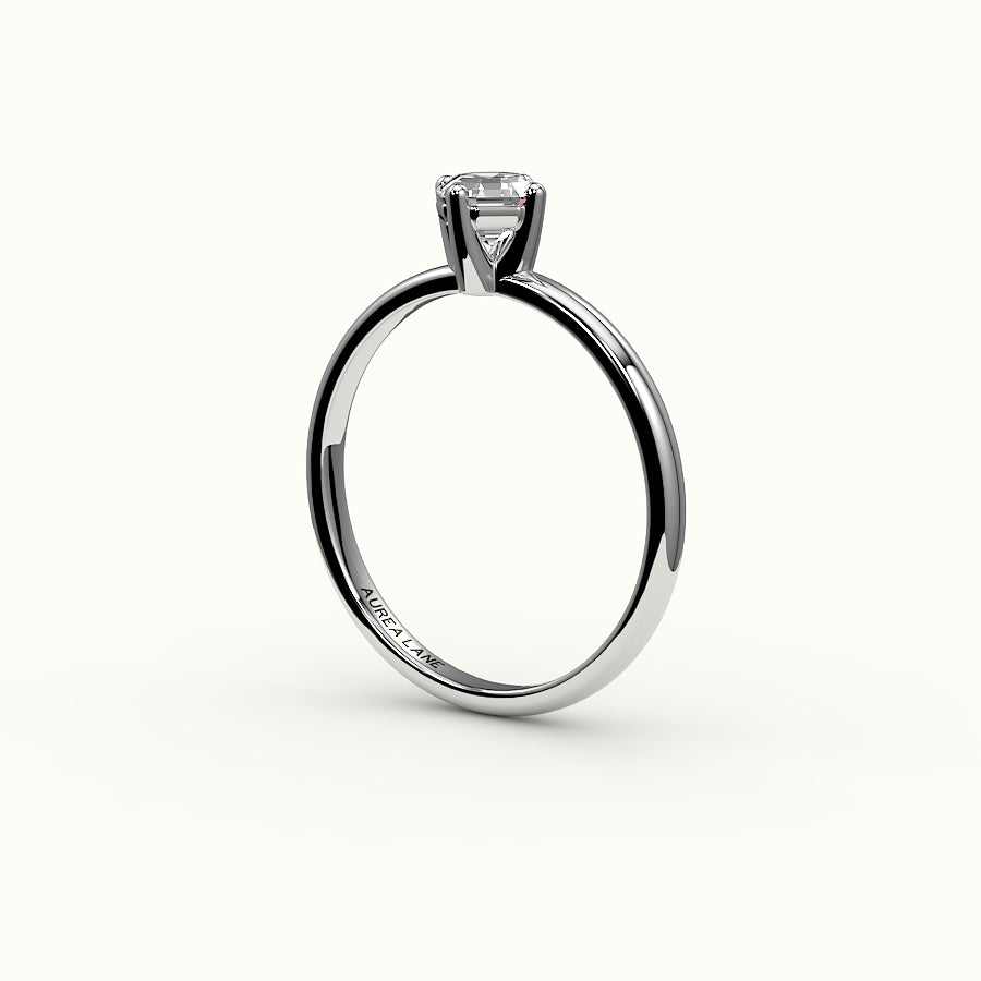 Anillo solitario con corte octogonal y brújula