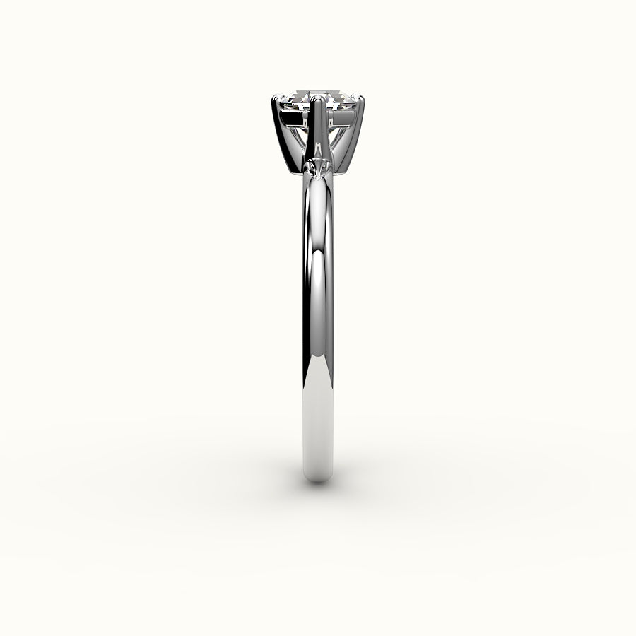 Anillo solitario con corte octogonal y brújula